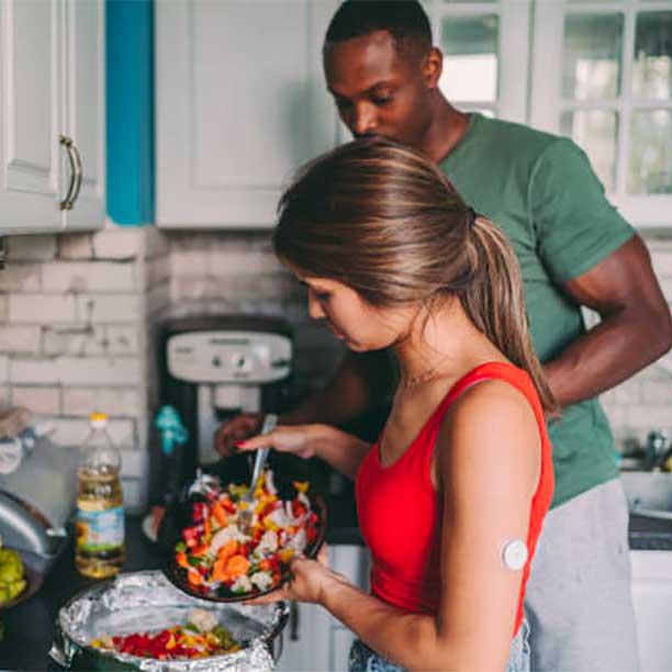 People preparing healthy food to help control their diabetes