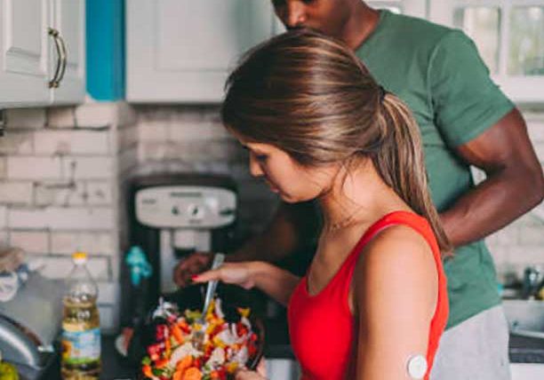 People preparing healthy food to help control their diabetes